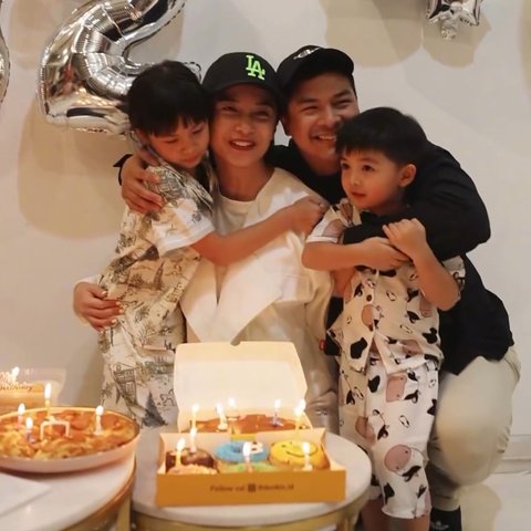 Momen Chelsea Olivia dan Glenn Alinskie Disambut Kedua Anaknya di Rumah Setelah Pulang dari Jepang