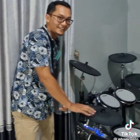 Berkat Video Perkenalan Mahasiswa Baru Universitas Brawijaya, Jualan Pria Ini Laris
