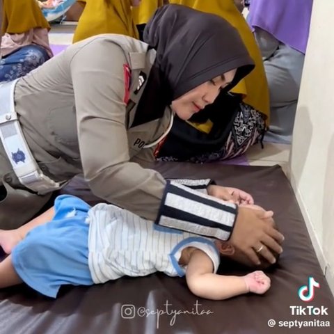 Viral momen polwan kunjungi panti asuhan balita di Semarang, penuh haru.