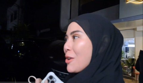 Dalam kesempatan itu, Syahnaz tidak hanya berbicara tentang keputusan Nisya, tetapi juga memberikan informasi mengenai kondisi keponakannya di tengah konflik rumah tangga orangtua mereka.