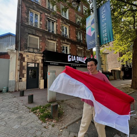 Potret Baim Wong Berangkat ke Paris untuk Nonton Pertandingan Olimpiade, Bawa Bendera Indonesia Dukung Atlet Panjat Tebing