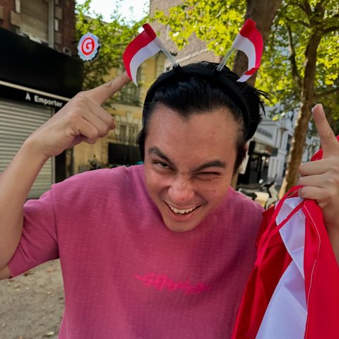 Potret Baim Wong Berangkat ke Paris untuk Nonton Pertandingan Olimpiade, Bawa Bendera Indonesia Dukung Atlet Panjat Tebing