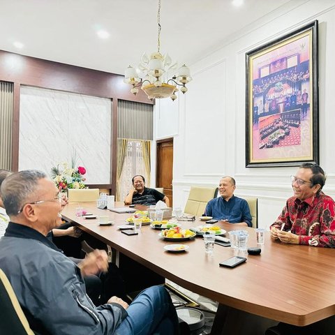 Mengintip Aktivitas Mahfud MD Usai Gagal Jadi Wapres RI, Punya Banyak Waktu untuk Keluarga dan Teman