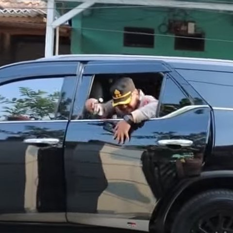 Kapolres Serang Ingin Keluar Lewat Kaca Mobil Diteriaki Emak-emak
