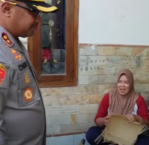 Kapolres Serang Ingin Keluar Lewat Kaca Mobil Diteriaki Emak-emak