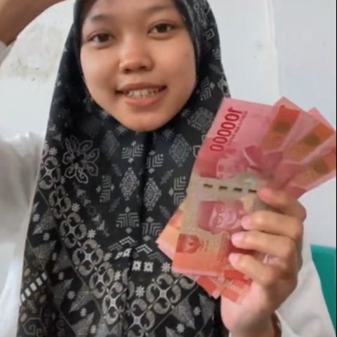 Dapat Rp 500 Ribu, Momen Wanita Guru Honorer Perlihatkan Gaji Pertamanya Ini Curi Perhatian