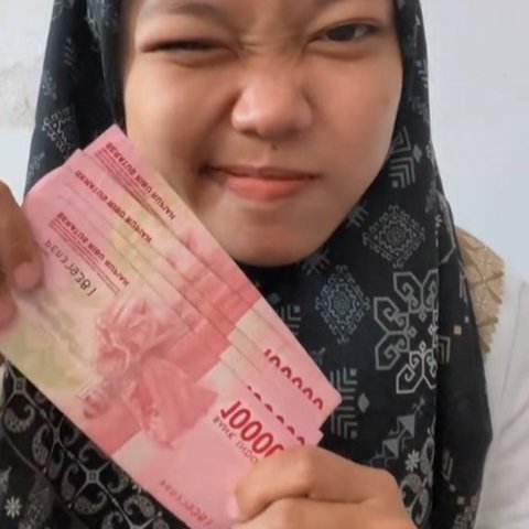 Dapat Rp 500 Ribu, Momen Wanita Guru Honorer Perlihatkan Gaji Pertamanya Ini Curi Perhatian