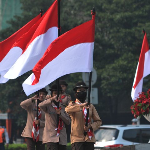 Upacara pengibaran Bendera Merah Putih selama bulan Agustus 2024 di Kawasan Bundaran HI, Jakarta, Kamis (8/8/2024). Upacara yang diikuti berbagai elemen masyarakat dan komunitas yang mewakili bangsa Indonesia sebagai bulan Kebangsaan yang setiap hari mengibarkan bendera merah putih dan mengitari Bundaran HI. merdeka.com/imam buhori