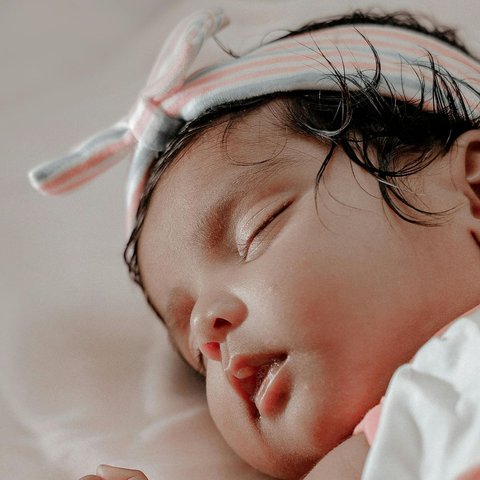 Ciri bayi yang diganggu jin saat tidur.