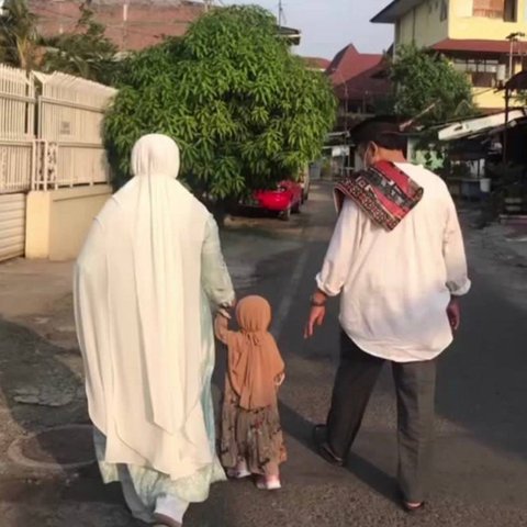 Ditinggal Kedua Orang Tua hingga Berjumpa dengan Metua yang Baik Hati, Kisah Perjalanan Hidup Wanita Ini Curi Perhatian