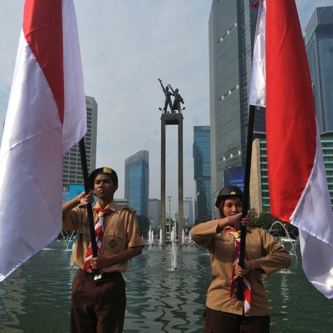 Upacara pengibaran Bendera Merah Putih selama bulan Agustus 2024 di Kawasan Bundaran HI, Jakarta, Kamis (8/8/2024). Upacara yang diikuti berbagai elemen masyarakat dan komunitas yang mewakili bangsa Indonesia sebagai bulan Kebangsaan yang setiap hari mengibarkan bendera merah putih dan mengitari Bundaran HI. merdeka.com/imam buhori
