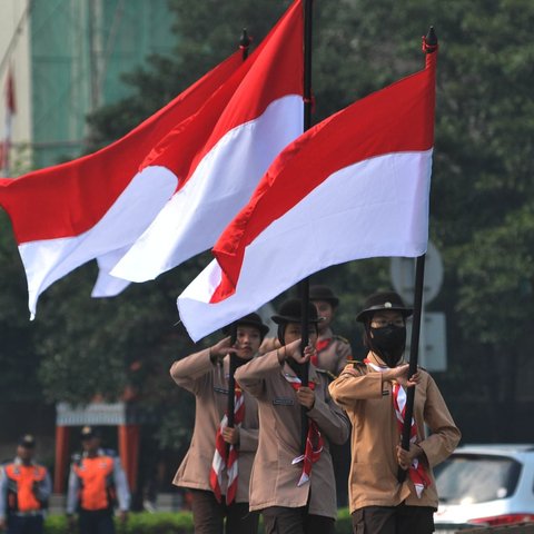 Upacara pengibaran Bendera Merah Putih selama bulan Agustus 2024 di Kawasan Bundaran HI, Jakarta, Kamis (8/8/2024). Upacara yang diikuti berbagai elemen masyarakat dan komunitas yang mewakili bangsa Indonesia sebagai bulan Kebangsaan yang setiap hari mengibarkan bendera merah putih dan mengitari Bundaran HI. merdeka.com/imam buhori