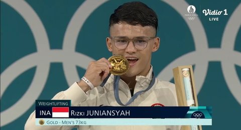 8 Portraits of Rizki Juniansyah, Gold Medalist at the Paris Olympics Who Likes to Drink Water Used to Wash His Mother's Feet