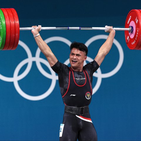 Aksi atlet angkat besi Indonesia, Rizki Juniansyah saat berdanding dalam nomor 73 kg putra Olimpiade 2024 Paris, Jumat (9/8/2024) dini hari WIB.