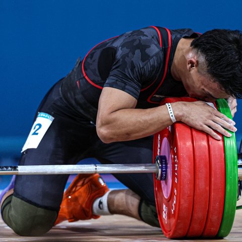 Aksi atlet angkat besi Indonesia, Rizki Juniansyah saat berdanding dalam nomor 73 kg putra Olimpiade 2024 Paris, Jumat (9/8/2024) dini hari WIB.