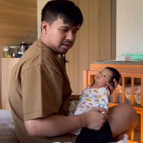 Potret Joshua Suherman saat Momong Anak Setelah Kini jadi Seorang Ayah, Netizen 'Dulu Penyanyi Cilik Sekarang Udah jadi Bapak'