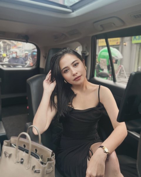 Stunning! Potret Prilly Pakai Gaun Hitam Hanya Berpose di Dalam Mobil Buat Netizen Klepek-klepek