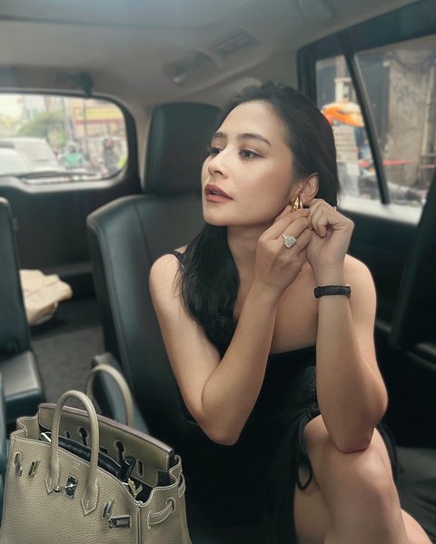 Stunning! Potret Prilly Pakai Gaun Hitam Hanya Berpose di Dalam Mobil Buat Netizen Klepek-klepek