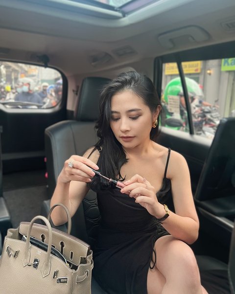 Stunning! Potret Prilly Pakai Gaun Hitam Hanya Berpose di Dalam Mobil Buat Netizen Klepek-klepek