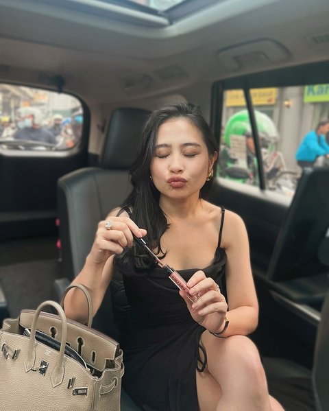 Stunning! Potret Prilly Pakai Gaun Hitam Hanya Berpose di Dalam Mobil Buat Netizen Klepek-klepek