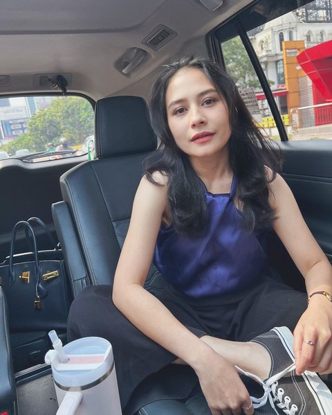 Stunning! Potret Prilly Pakai Gaun Hitam Hanya Berpose di Dalam Mobil Buat Netizen Klepek-klepek