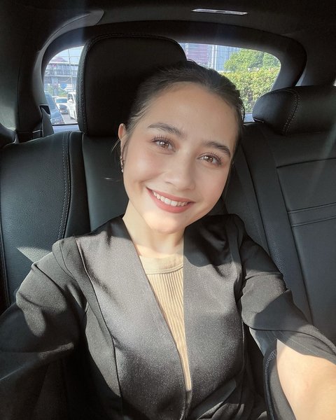 Stunning! Potret Prilly Pakai Gaun Hitam Hanya Berpose di Dalam Mobil Buat Netizen Klepek-klepek