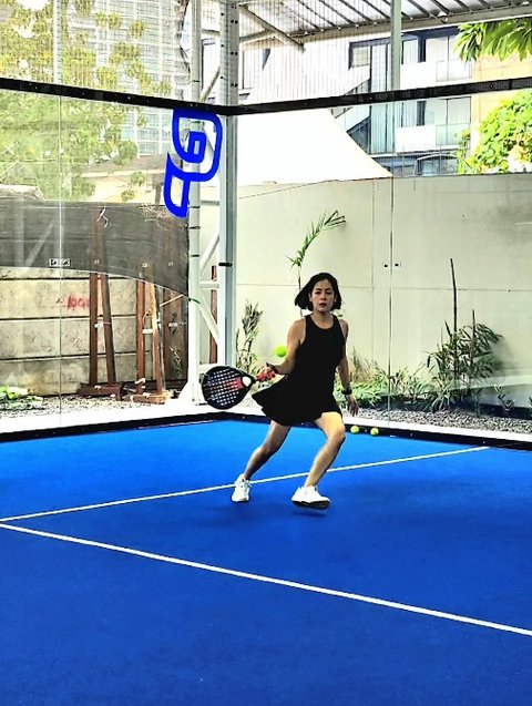 Potret Lulu Tobing yang Kini Getol Latihan Padel, Cantik Paripurna Buat Terpana