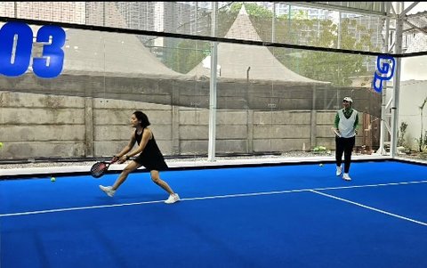 Potret Lulu Tobing yang Kini Getol Latihan Padel, Cantik Paripurna Buat Terpana