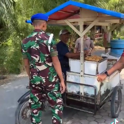 Aksi Seorang TNI Pulang dan Ucapkan Terimakasih pada Bapaknya yang Seorang Penjual Batagor Ini Viral, Bikin Haru
