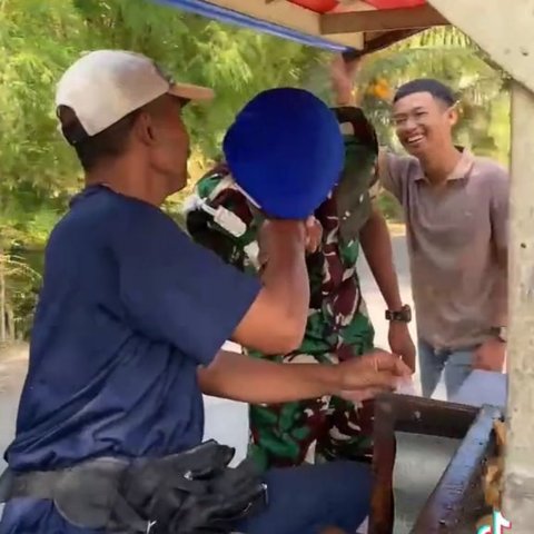 Aksi Seorang TNI Pulang dan Ucapkan Terimakasih pada Bapaknya yang Seorang Penjual Batagor Ini Viral, Bikin Haru