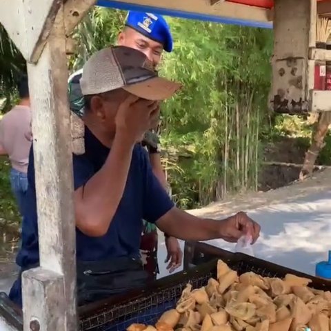 Aksi Seorang TNI Pulang dan Ucapkan Terimakasih pada Bapaknya yang Seorang Penjual Batagor Ini Viral, Bikin Haru