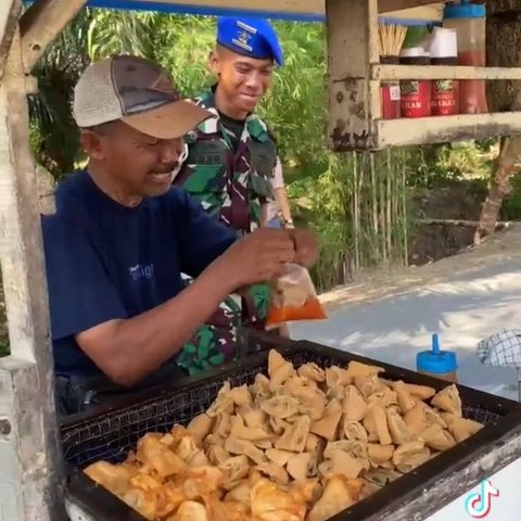 Aksi Seorang TNI Pulang dan Ucapkan Terimakasih pada Bapaknya yang Seorang Penjual Batagor Ini Viral, Bikin Haru