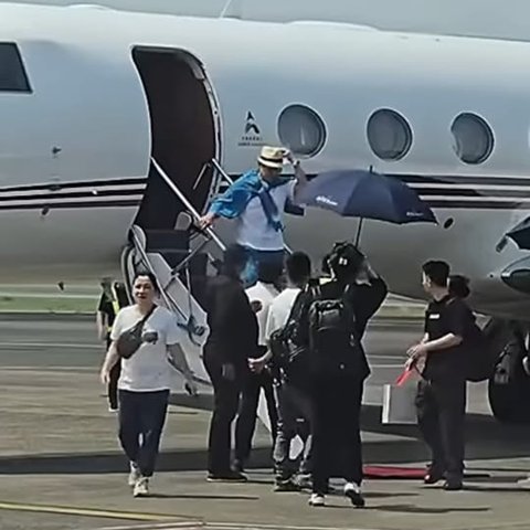 Potret Jackie Chan saat Baru Tiba di Indonesia dengan Jet Pribadi, Menolak Dipayungi Petugas Bandara dengan Ramah Hingga Banyak Tuai Pujian