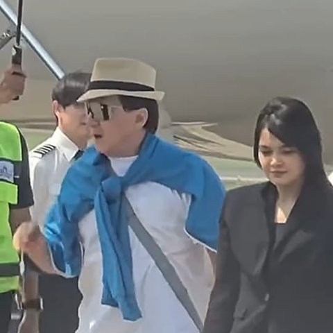 Potret Jackie Chan saat Baru Tiba di Indonesia dengan Jet Pribadi, Menolak Dipayungi Petugas Bandara dengan Ramah Hingga Banyak Tuai Pujian