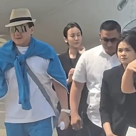 Potret Jackie Chan saat Baru Tiba di Indonesia dengan Jet Pribadi, Menolak Dipayungi Petugas Bandara dengan Ramah Hingga Banyak Tuai Pujian