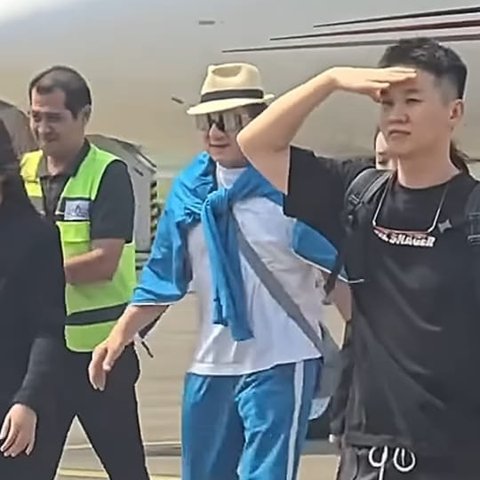 Potret Jackie Chan saat Baru Tiba di Indonesia dengan Jet Pribadi, Menolak Dipayungi Petugas Bandara dengan Ramah Hingga Banyak Tuai Pujian