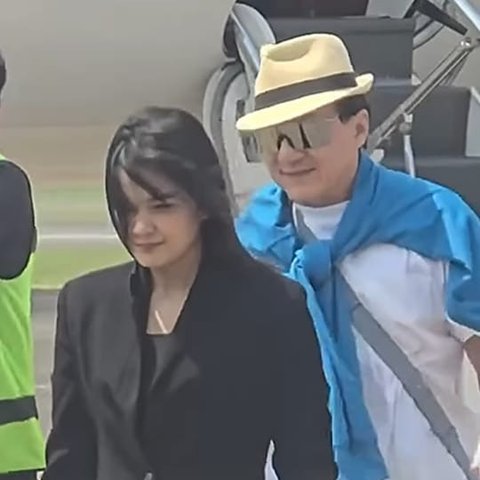 Potret Jackie Chan saat Baru Tiba di Indonesia dengan Jet Pribadi, Menolak Dipayungi Petugas Bandara dengan Ramah Hingga Banyak Tuai Pujian