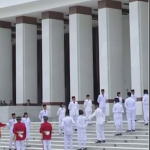 Penampakan Paskibraka Hampir Pingsan Tetap Berusaha Berdiri,