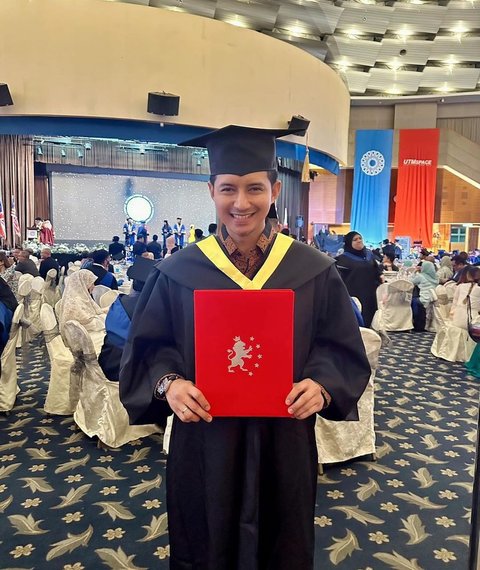 6 Potret Bahagia Chand Kelvin di Momen Wisuda S2 Didampingi Sang Istri Tercinta, Ternyata Lulusan Luar Negeri