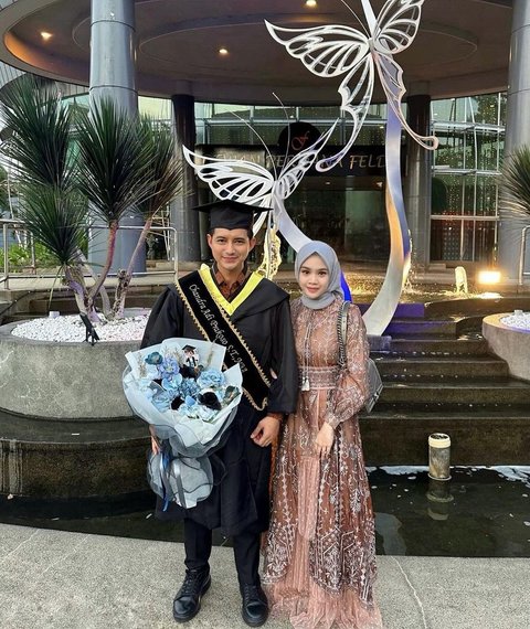 6 Potret Bahagia Chand Kelvin di Momen Wisuda S2 Didampingi Sang Istri Tercinta, Ternyata Lulusan Luar Negeri