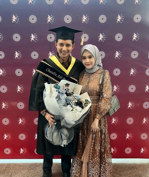 6 Potret Bahagia Chand Kelvin di Momen Wisuda S2 Didampingi Sang Istri Tercinta, Ternyata Lulusan Luar Negeri