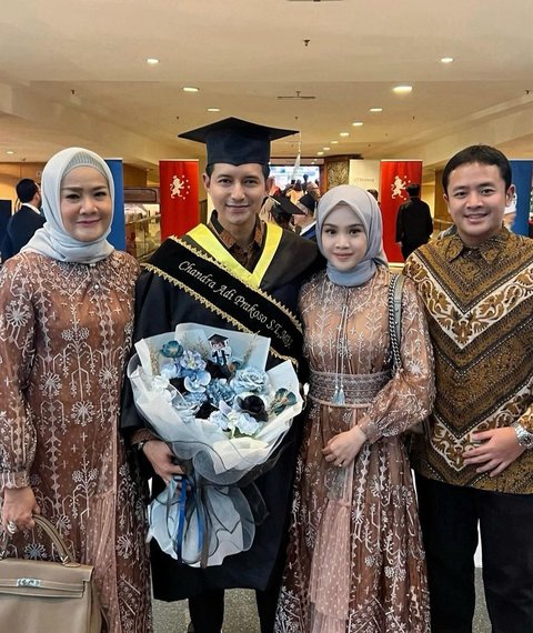 6 Potret Bahagia Chand Kelvin di Momen Wisuda S2 Didampingi Sang Istri Tercinta, Ternyata Lulusan Luar Negeri