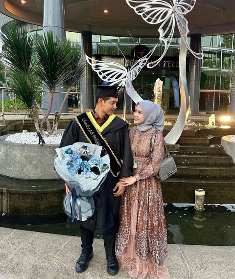 6 Potret Bahagia Chand Kelvin di Momen Wisuda S2 Didampingi Sang Istri Tercinta, Ternyata Lulusan Luar Negeri