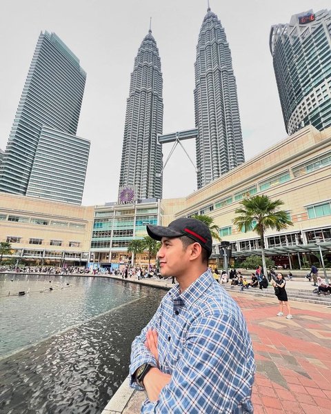 6 Potret Bahagia Chand Kelvin di Momen Wisuda S2 Didampingi Sang Istri Tercinta, Ternyata Lulusan Luar Negeri