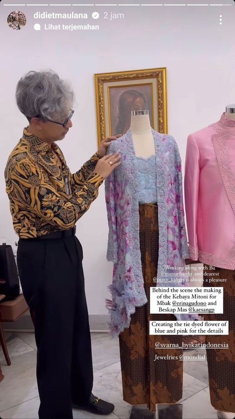 Kebaya Erina Gudono dibuat dengan teknik tie dye atau ikat celup sehingga terlihat detailnya yang menawan.