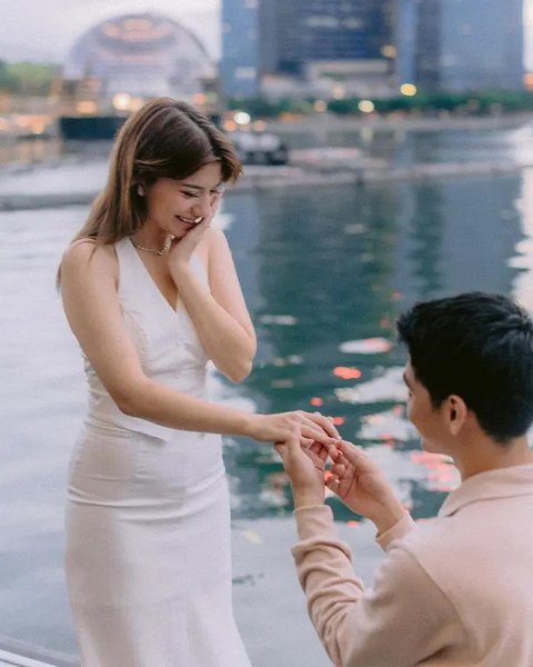 6 Potret Romantis Cassandra Lee Dilamar Sang Kekasih di Singapura, Diberi Cincin Berlian Besar nan Indah