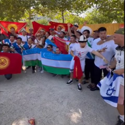 Suporter Israel diusir saat ikut foto dengan suporter Kirgistan dan Uzbekistan.