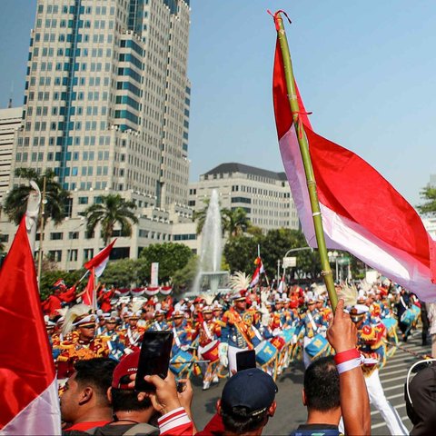 Tim Purna Paskibraka 2023  membawa duplikat bendera Merah Putih dan membawa naskah teks proklamasi berjalan menuju kendaraan taktis maung dalam acara kirab bendera Merah Putih dan naskah teks proklamasi menuju Ibu Kota Nusantara (IKN) di kawasan Monumen Nasional (Monas), Jakarta, Sabtu (10/8/2024). Kirab tersebut merupakan rangkaian persiapan peringatan HUT Ke-79 Kemerdekaan RI yang akan digelar di IKN, Penajam Paser Utara, Kalimantan Timur.