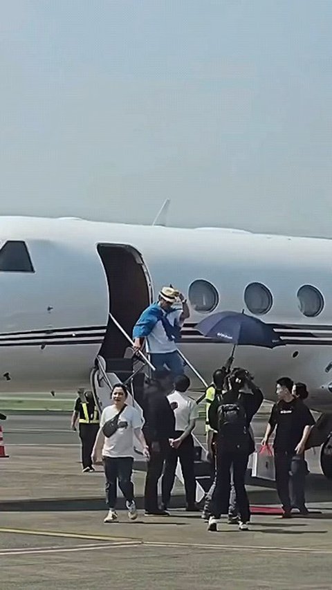 Potret Jackie Chan Menolak Sopan Saat Dipayungi Sekuriti di Bandara Indonesia, Bintang Top Dunia yang Tetap Bersahaja