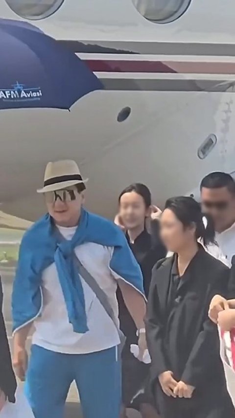 Potret Jackie Chan Menolak Sopan Saat Dipayungi Sekuriti di Bandara Indonesia, Bintang Top Dunia yang Tetap Bersahaja